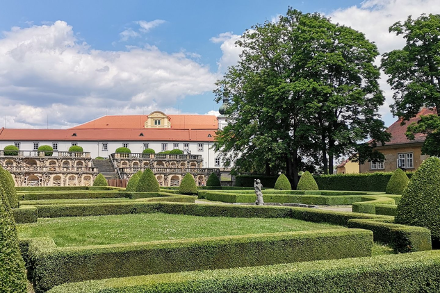 Zámek Zákupy nabízí v létě dvě prohlídkové trasy se zaměřením na historii objektu, děti bude provázet princezna