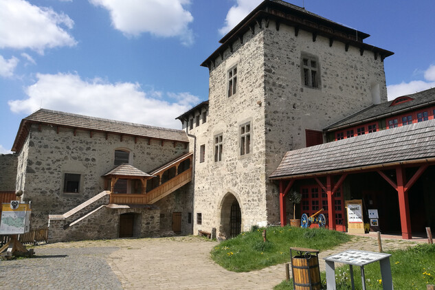 Absolutním skokanem v návštěvnosti je hrad Kunětická hora